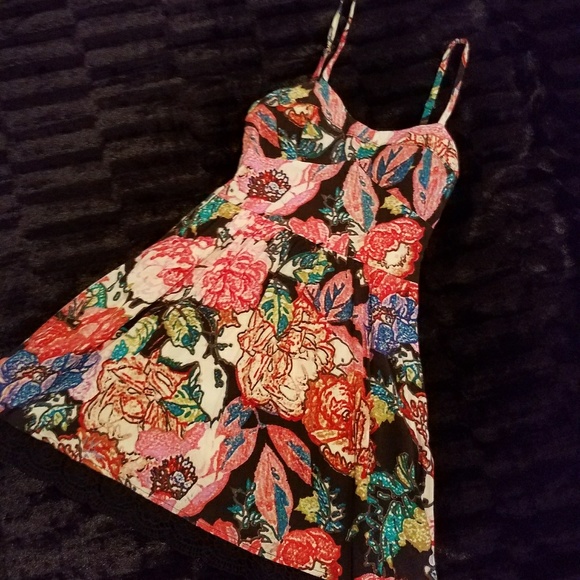 Dresses & Skirts - 🎀3/$22🎀 Floral Sun Dress